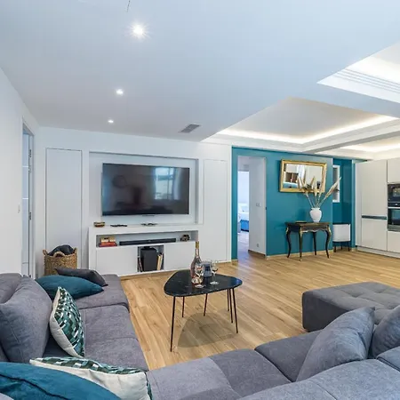 Luxury 3 Bdr Garden & Parking - Angels' Garden Apartment *