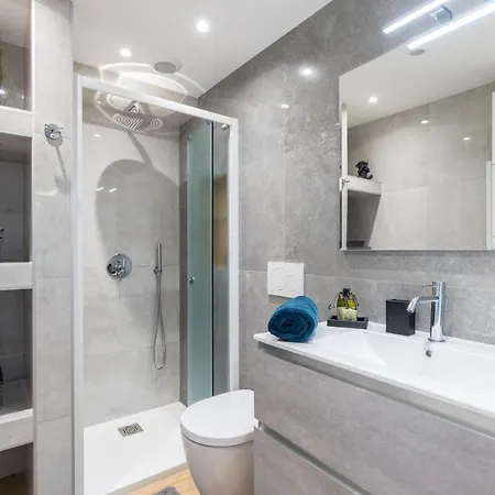 Luxury 3 Bdr Garden & Parking - Angels' Garden Apartment *