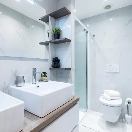 Luxury 3 Bdr Garden & Parking - Angels' Garden Apartment
